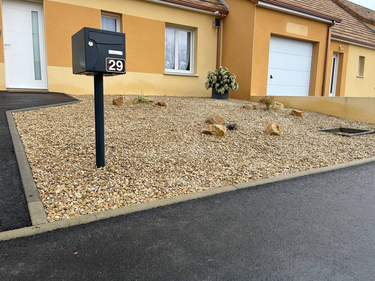 Réalisation paysagère devant une maison
